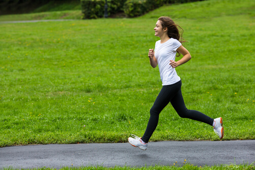 Chica adolescente corriendo