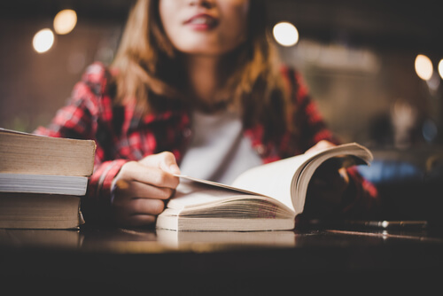 Chica adolescente leyendo