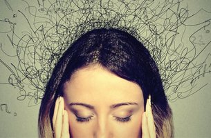mujer que sufre el impacto de la ansiedad en el cerebro