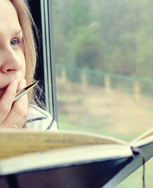 Chica con libreta pensando que las personas inteligentes dudan más