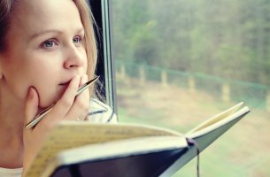 Chica con libreta pensando que las personas inteligentes dudan más