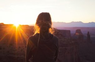 chica de espaldas mirando paisaje que sufre Introversión con ansiedad de alto funcionamiento