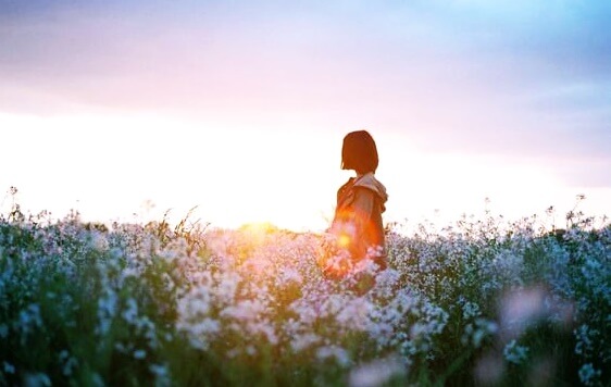 chica en el campo pensando en los poemas de Walt Whitman