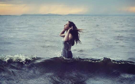 Chica en el mar simbolizando las cualidades del agua según el Tao