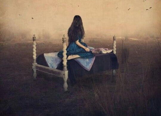 Chica en una cama experimentando sufrimiento emocional no resuelto