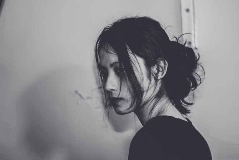 Chica joven triste que sufre depresión doble