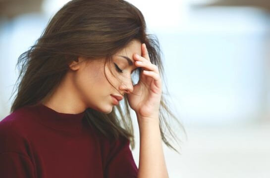 chica preocupada por la somatización de emociones en las personas dependientes