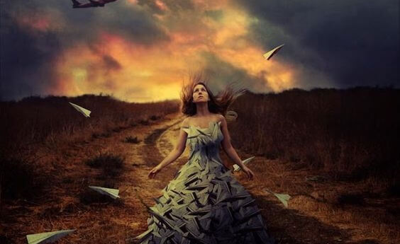 Chica con vestido lleno de aviones de papel experimentando sufrimiento emocional no resuelto
