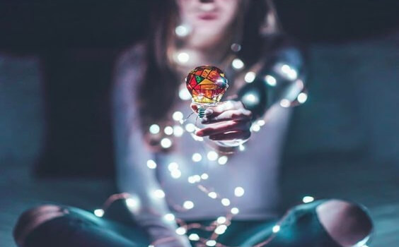 chica sujetando bombilla simbolizando los límites saludables