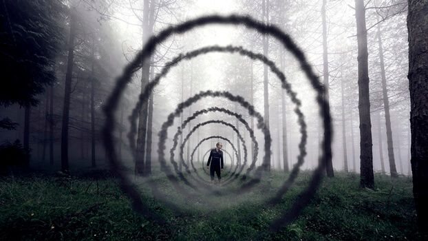 chico dentro de un túnel simbolizando las frases de Homero