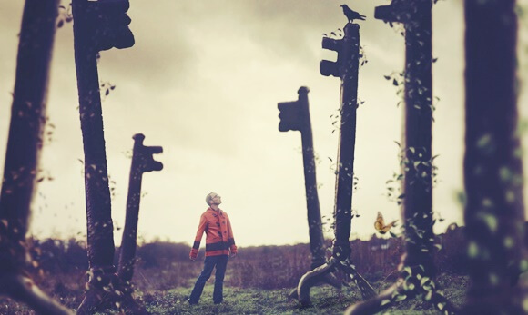 chico rodeado de llaves pensando en los dharmas mundanos