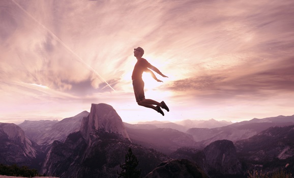 chico saltando para superar la resistencia al cambio