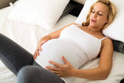 Mujer con contracciones