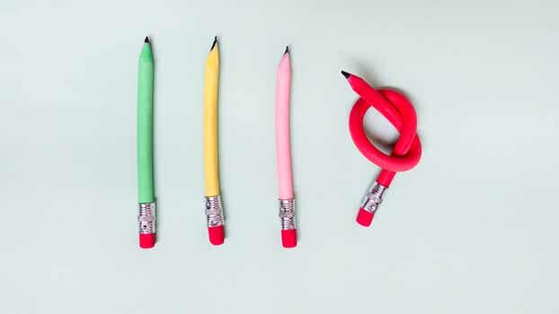 cuatro lápices donde uno está hecho un nudo al simbolizar la introversión con ansiedad de alto funcionamiento