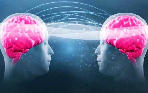 dos cabezas con cerebros rosados representando el impacto de las buenas conversaciones 