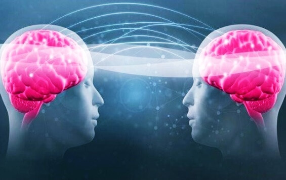 dos cabezas con cerebros rosados representando el impacto de las buenas conversaciones