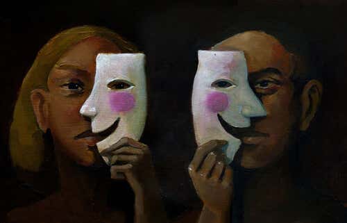 Dos personas con máscaras a la mitad