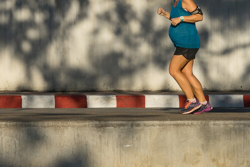 Embarazada haciendo running
