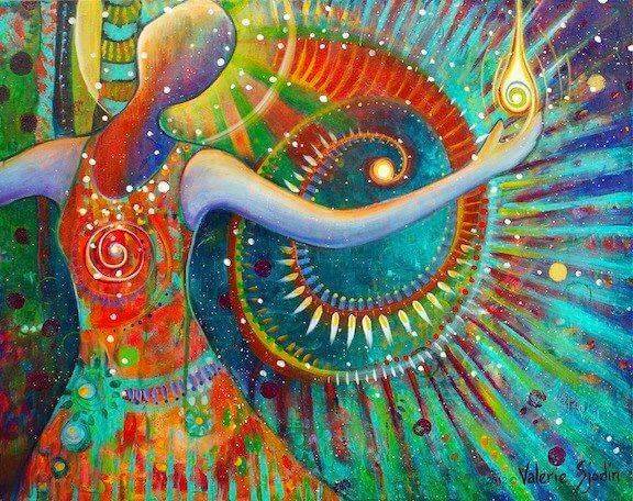 mujer envuelta en colores simbolizando los códigos para vivir