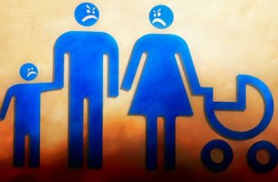 Padres enfrentados simbolizando a la familia invalidante