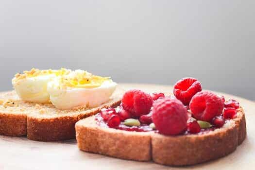 huevos y frambuesas para mejorar el ánimo y energía a través del desayuno