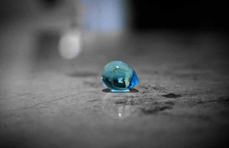 gota de agua simbolizando el sentimiento constante de abandono