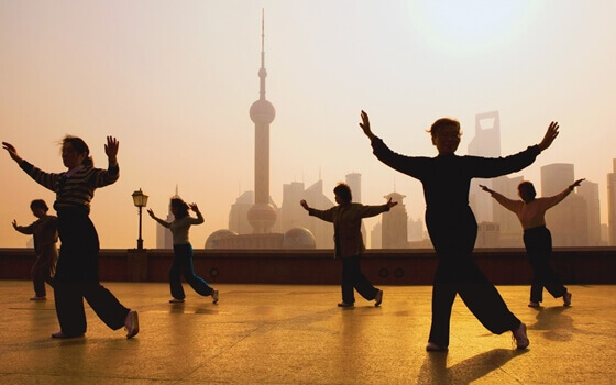 Personas haciendo tai chi para desconectar del trabajo