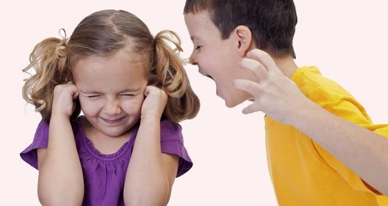 Hermanos peleando donde uno de ellos que sufre un trauma infantil que predispone a la psicosis