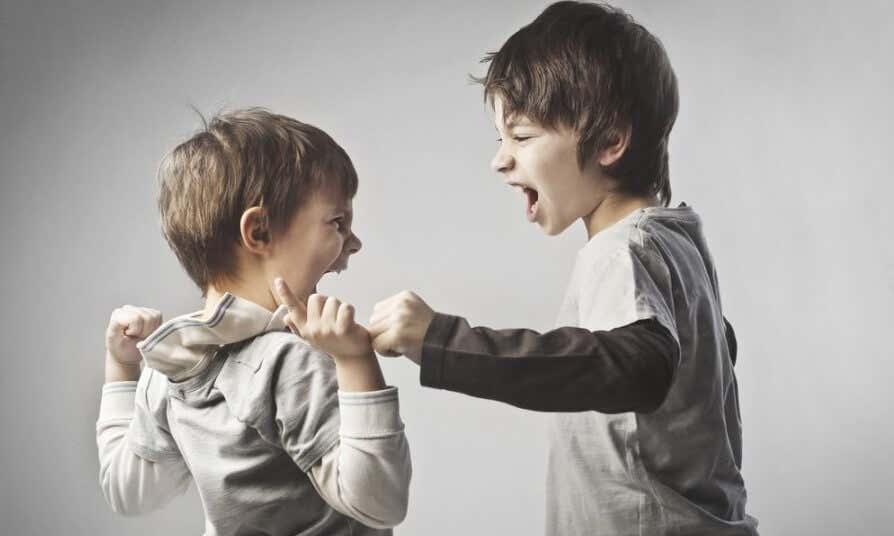 Hermanos peleando donde uno de ellos sufre un trauma infantil que predispone a la psicosis
