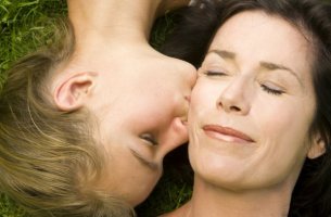 Hija dando un beso a su madre