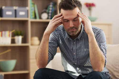 Hombre cansado simbolizando la procrastinación y su relación con la ansiedad 