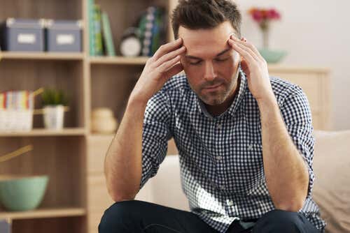 Hombre cansado porque el estrés también cambia nuestra personalidad