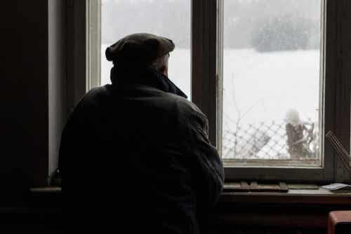 Hombre con alzhéimer mirando por la ventana
