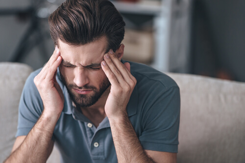 Hombre con dolor de cabeza por demasiada testosterona