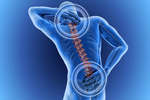Hombre con dolor de espalda imagen simbolizando cómo afectan las emociones a la espalda
