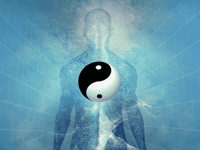 figura de una persona simbolizando la teoría del Yin y el Yang