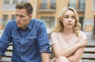Hombre posesivo y controlador enfadado con su pareja