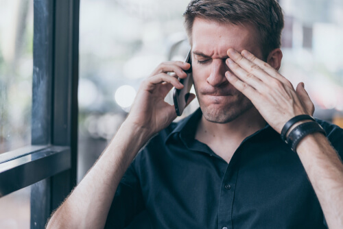 Hombre controlador llamando a su novia por teléfono