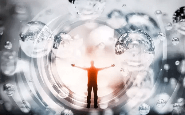 Hombre en mitad de burbujas
