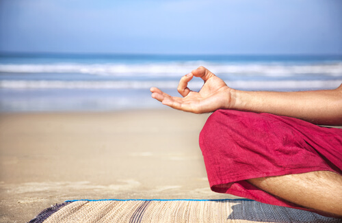 Hombre haciendo yoga