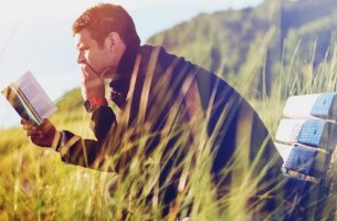 Hombre leyendo la literatura y la poesía para superar la depresión