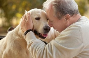 Hombre mayor con un perro