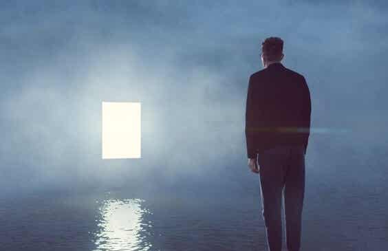 Hombre mirando puerta en el vacío representando la relación entre autoestima y depresión