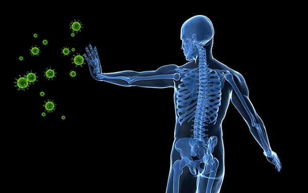 Hombre fortaleciendo defensas gracias a beber agua tibia con limón por las mañanas