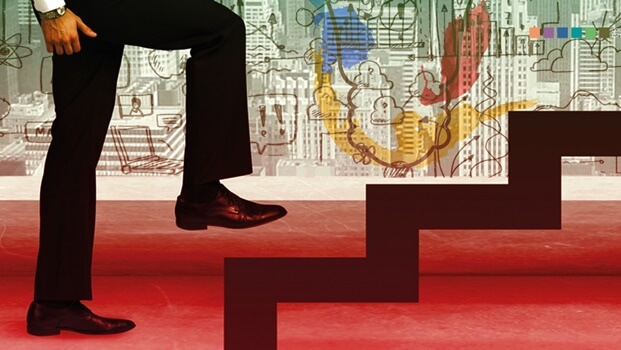 hombre subiendo escaleras y sufriendo un despido laboral