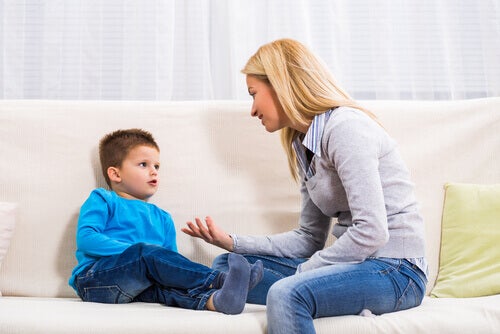 Madre hablando con su hijo para no educar a un niño callado