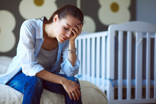 Madre preocupada por su tiempo para representar a las madres agotadas