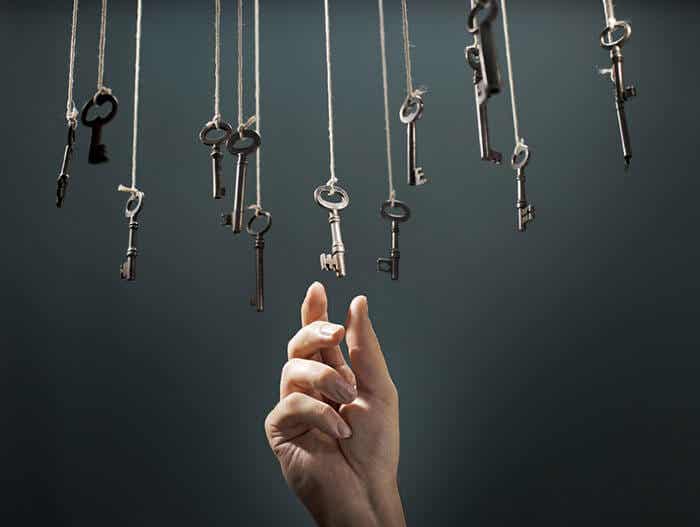 mano cogiendo llaves simbolizando el pensamiento intuitivo