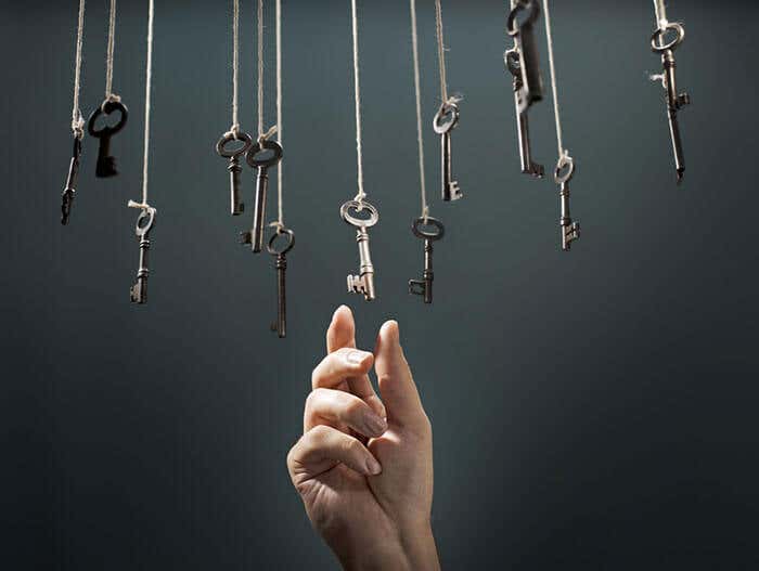 mano cogiendo llaves simbolizando el pensamiento intuitivo