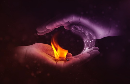 manos conteniendo fuego simbolizando las dificultades psicológicas que generan problemas de pareja